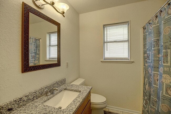 Building Photo - 2202 Saxony Dr