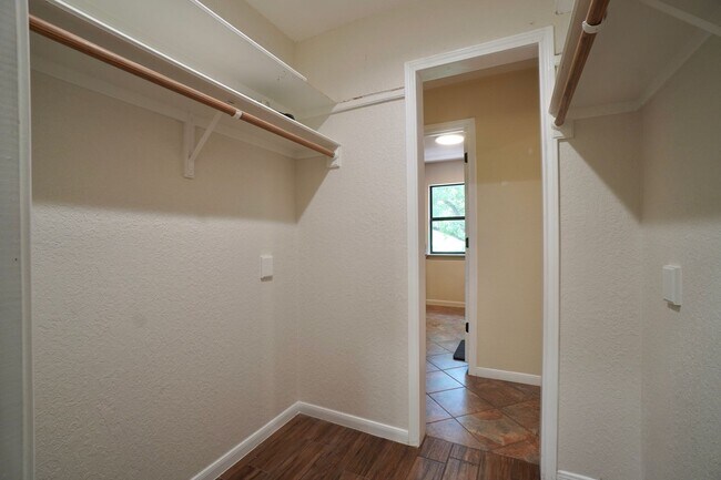 Building Photo - 8 Woodhollow Trail