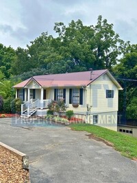 Building Photo - Quiet neighborhood close to Lee!