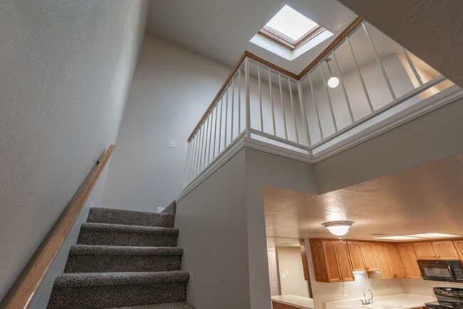 Building Photo - Spacious Updated Townhome in Downtown St. ...