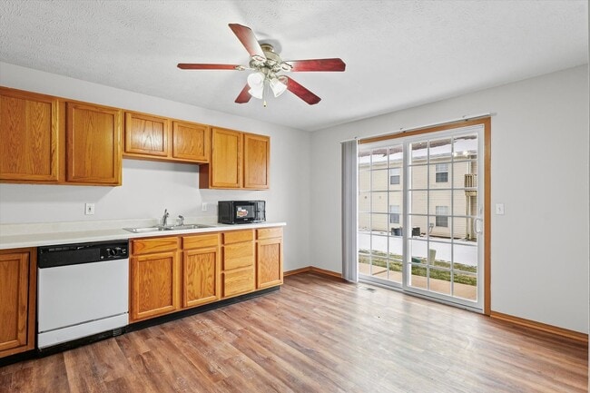 Building Photo - Modern Comfort & Space