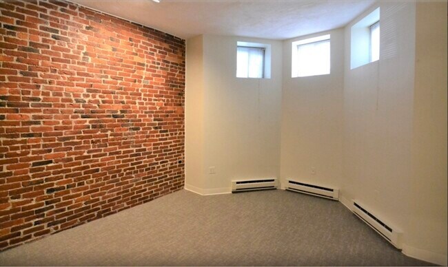Building Photo - 67 St Germain St