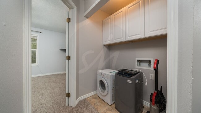 Building Photo - End Unit Townhome in Victoria Village
