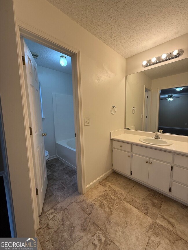 Building Photo - 22 Robins Ct