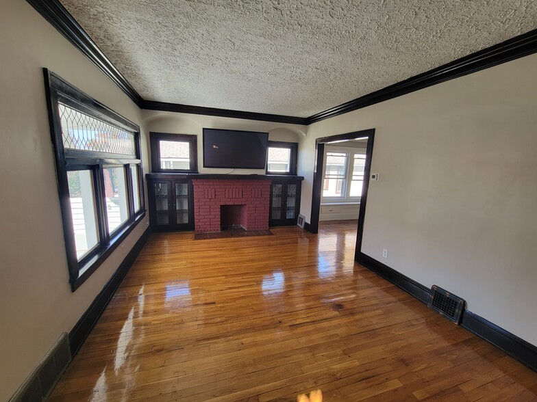 Building Photo - 2215 Chesterland Ave