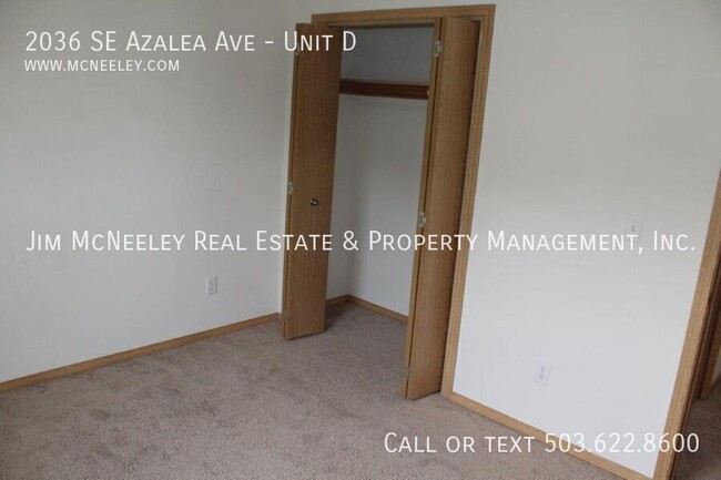 Building Photo - Sorry, no pets! Upper Level Unit with an O...