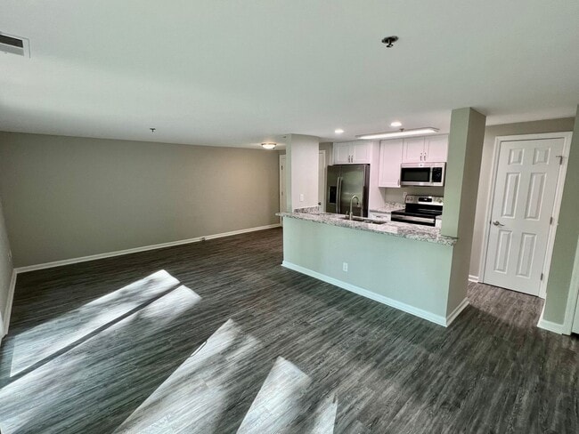 Building Photo - University Spacious 1st floor Condo