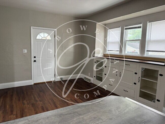 Building Photo - "Charming 3-Bed Home with 2 Full Baths - Spacious Living in South Toledo!"