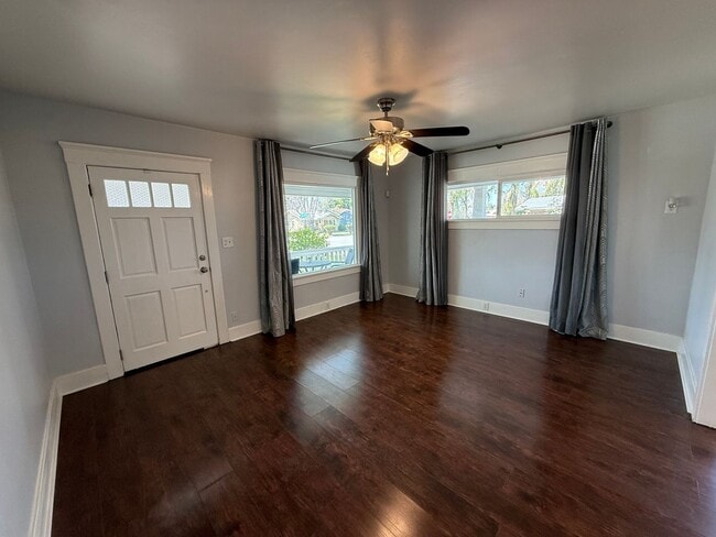 Building Photo - Charming 2 Bed / 1 Bath Corner Lot Home with Wraparound Porch