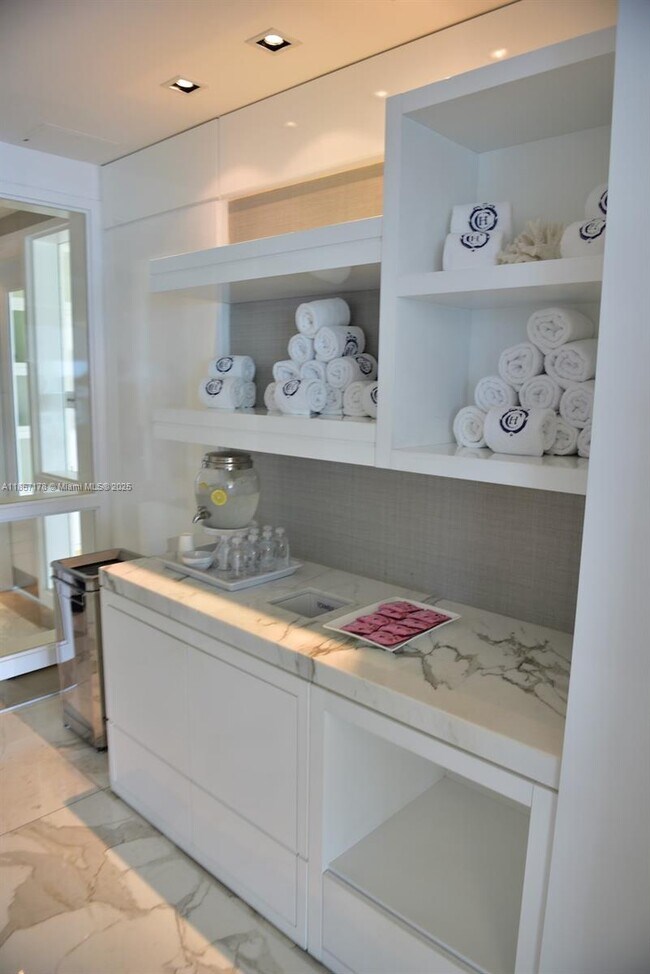 Building Photo - 17475 Collins Ave