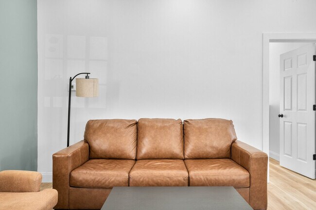 Building Photo - 906 Villa Ave