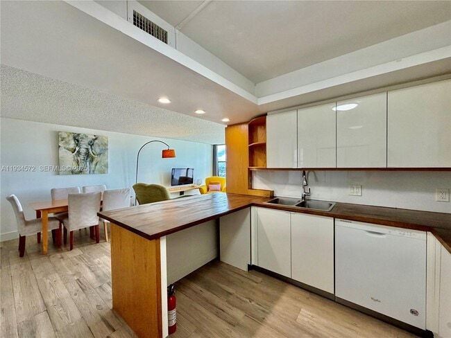 Building Photo - 1000 Parkview Dr