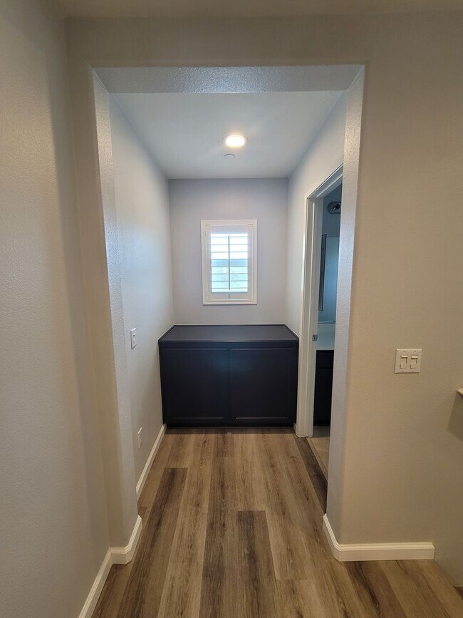Building Photo - Modern 2-Story 4-Bedroom Home in Jurupa Va...