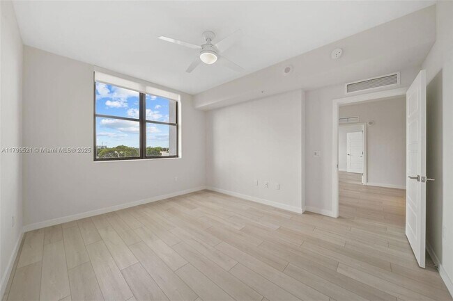 Building Photo - 555 NE 8th St