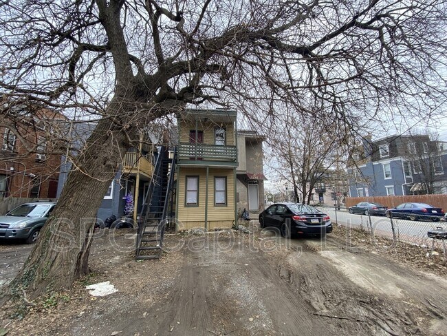 Building Photo - 226 S Pine St