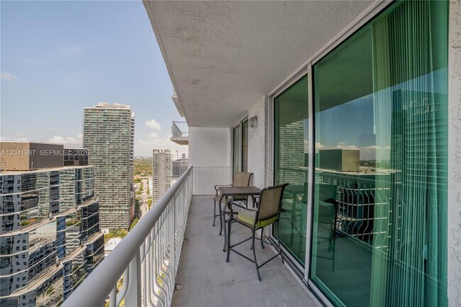 Building Photo - 1200 Brickell Bay Dr