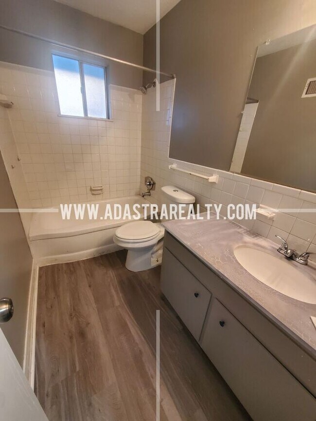 Building Photo - Very Nice Overland Park Duplex-Available in APRIL!!