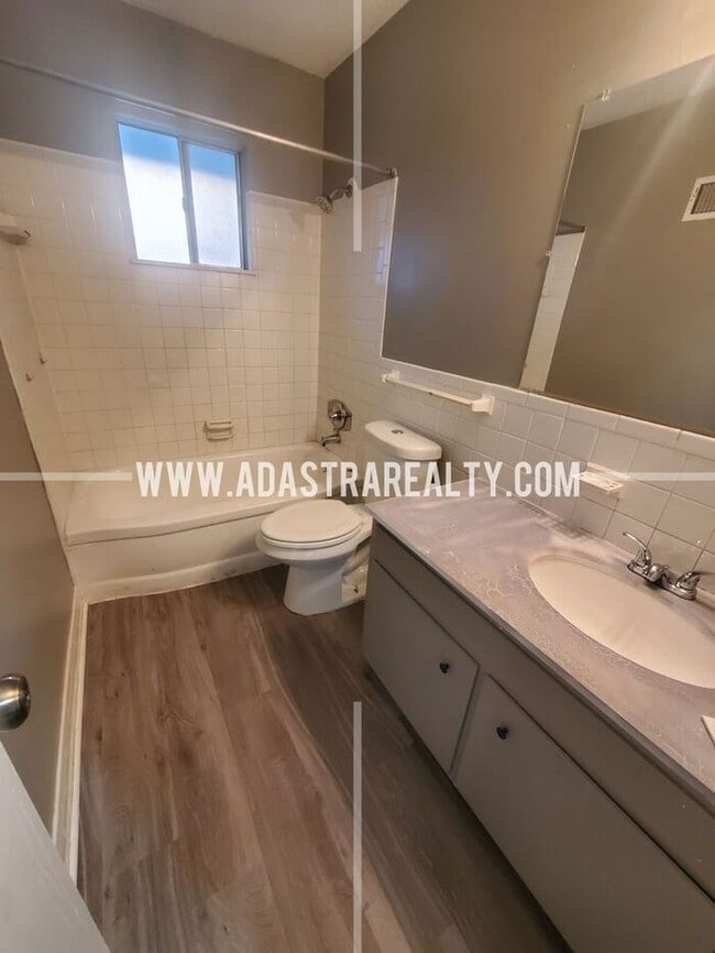 Building Photo - Very Nice Overland Park Duplex-Available NOW!!
