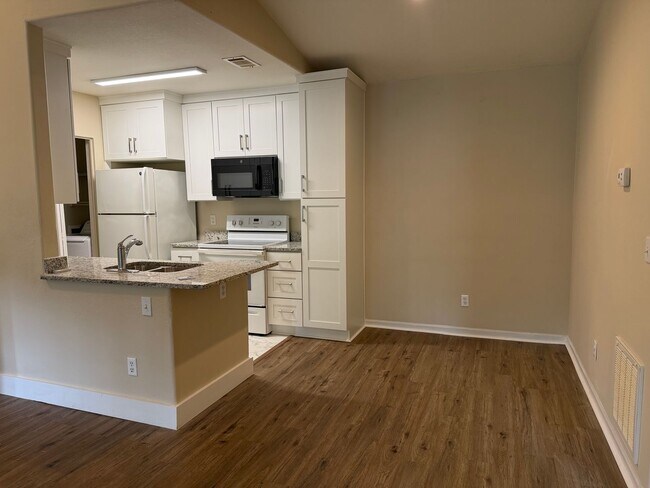 Building Photo - 897 Fording Island Rd