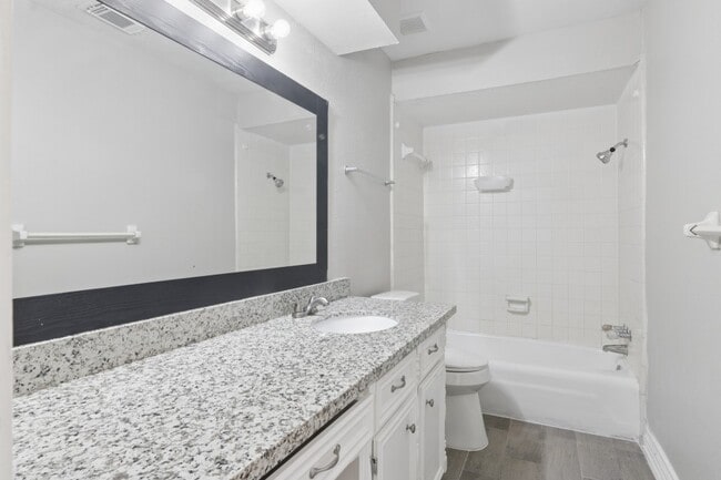 Building Photo - 3215 Palm Desert Ln