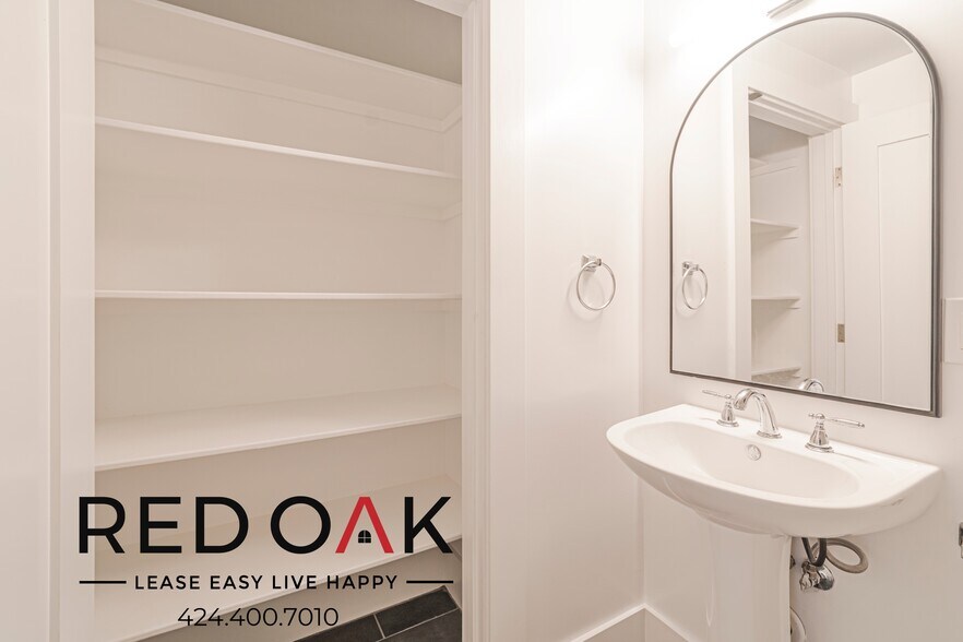 Building Photo - 6533 Hollywood Blvd