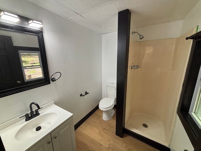 Building Photo - Beautiful 3 Bedroom, 2 Bathroom Home with Private Drive and Large Yard!