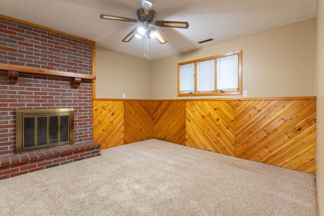 Building Photo - 6012 Fleetwood Dr