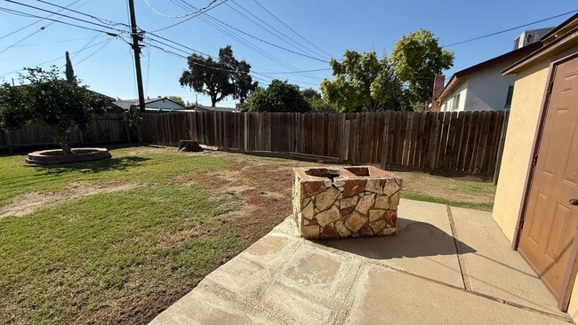 Building Photo - Must-See!!!  5-Bedroom Family Home with Large Yard & Prime Location in Visalia