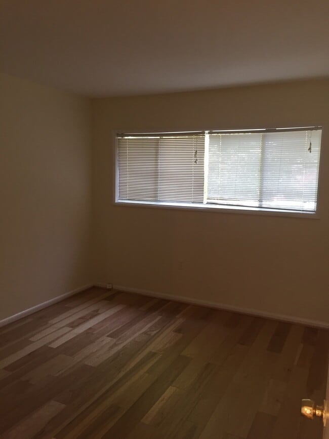 Building Photo - PRICE REDUCTION! A two bedroom, one bath condo apartment located Near the intersection of Univers...