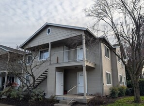 Building Photo - Clean and Upstairs 2 Bed, 2 Bath Apartment in East Medford – Juniper Ridge