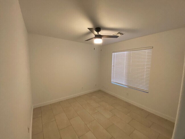 Building Photo - Renovated Super Sharp 3 bedroom, 2 bathroo...