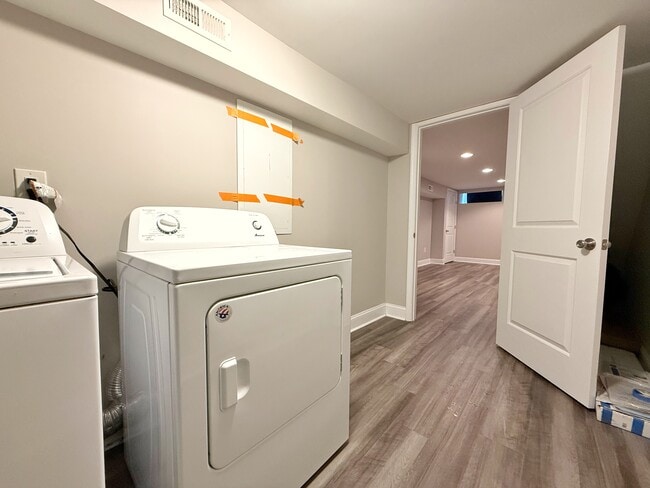 Building Photo - 2535 S Sartain St