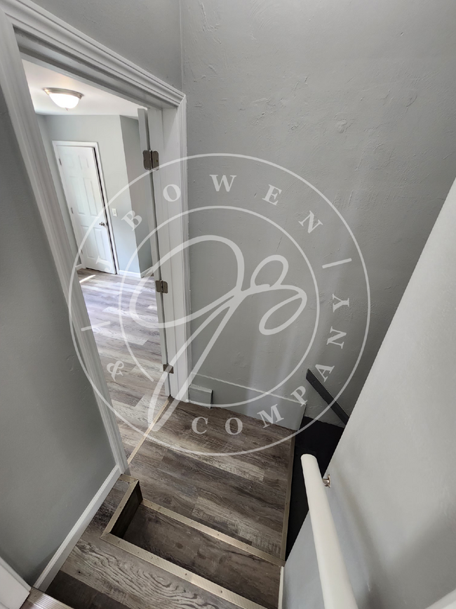 Building Photo - Charming 3-Bedroom brand new inside!  Coun...