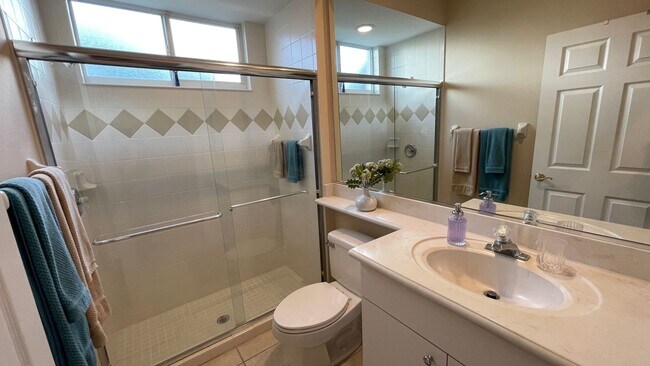 Building Photo - Furnished Annual Rental