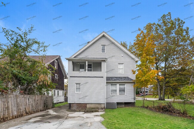 Building Photo - 1886 Haldane Rd