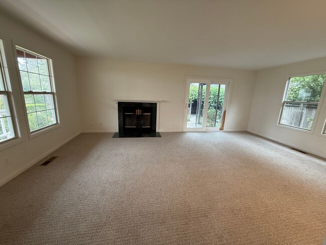 Building Photo - Experience the perfect blend of comfort, s...