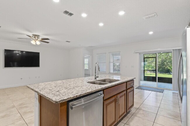 Building Photo - CLOSE TO EVERYTHING!