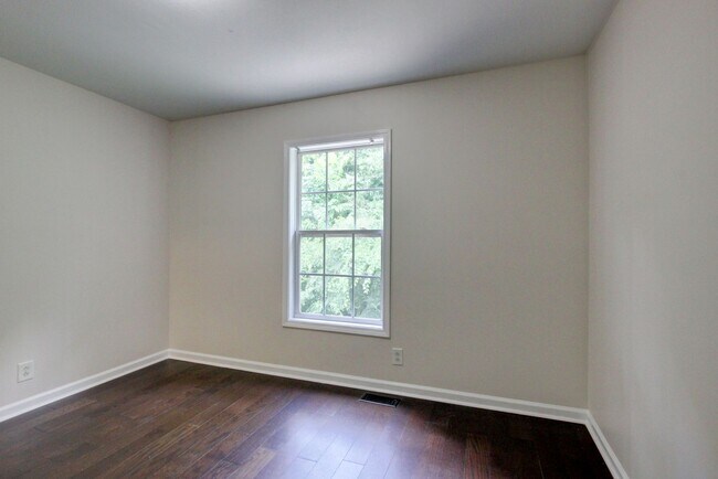 Building Photo - 3 bed 2 bath w sweet basement.  Go