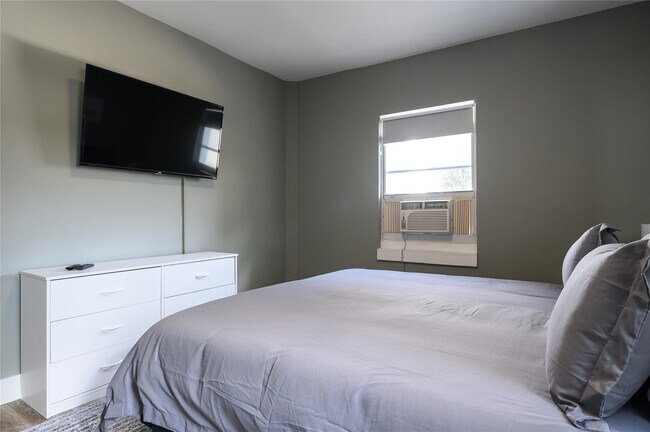 Building Photo - 1020 N Victoria Park Rd