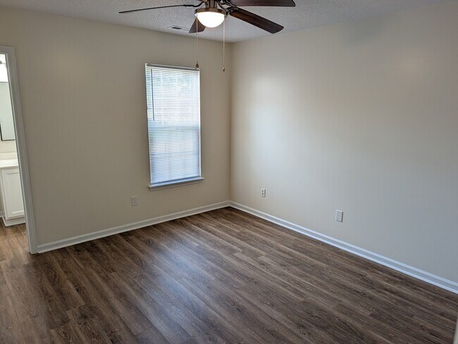Building Photo - Nice 2 Bedroom Townhouse - 1154 Pueble Drive