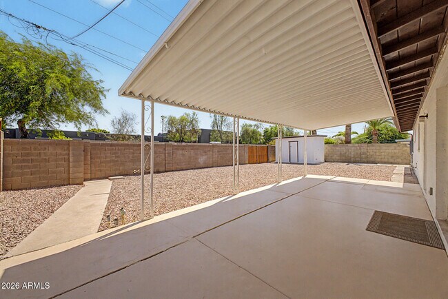Building Photo - 1623 E Del Rio Dr