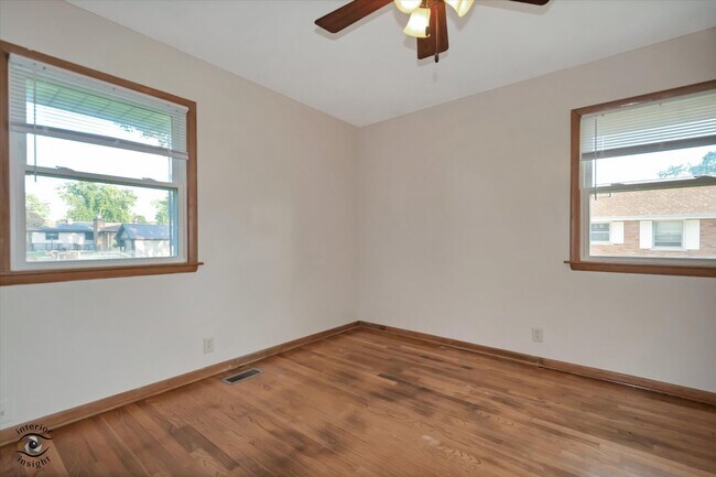 Building Photo - 644 S Calumet Ave