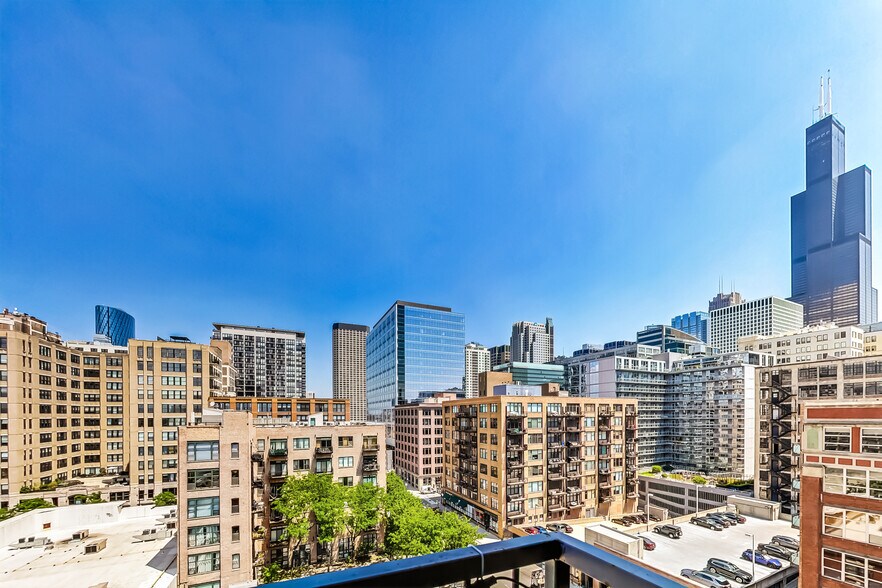 Building Photo - 700 W Van Buren St