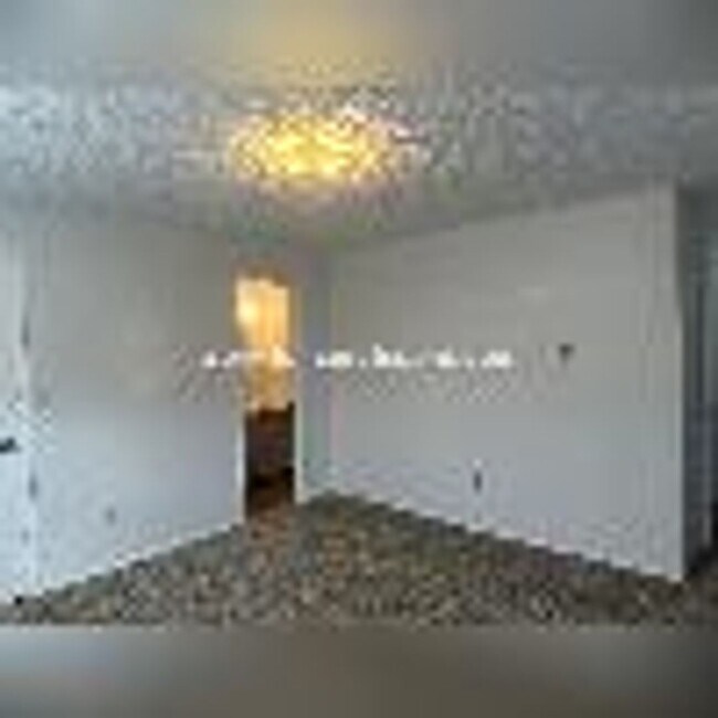 Building Photo - Sweet Seatac 2 BD Top Floor Condo+Parking!