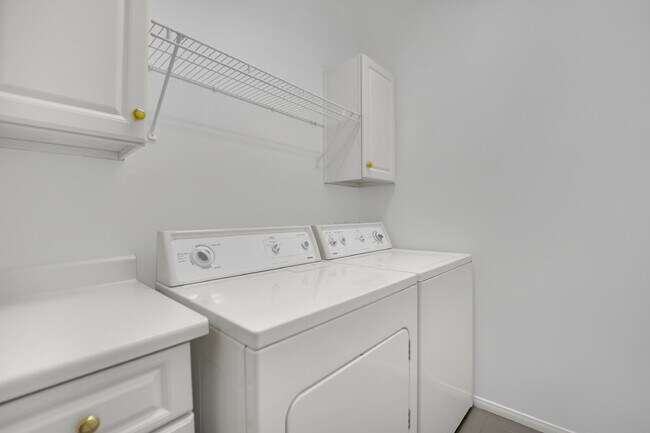 Building Photo - Experience Las Vegas in style and comfort with this beautiful first-floor 3-bedroom condo