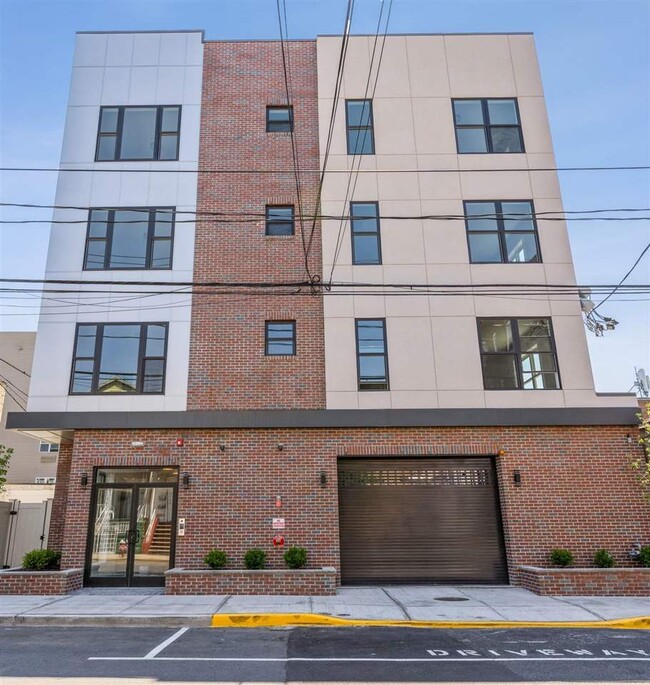 Primary Photo - 6108 Hudson Ave
