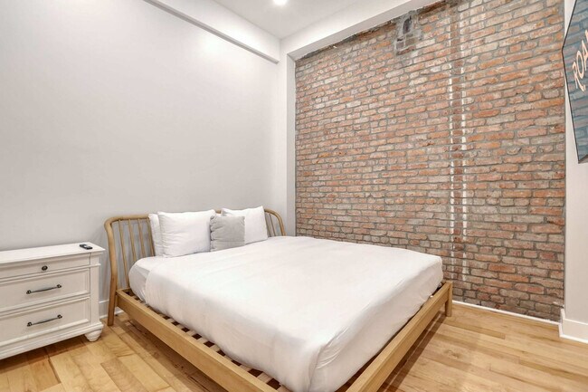 Building Photo - 1050 Annunciation St