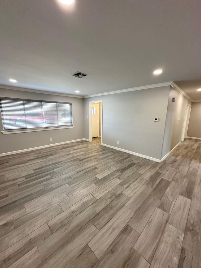 Building Photo - 3 Bed 2 Bath Ready To Rent ASAP!