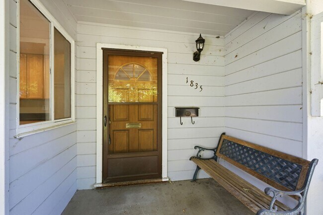 Building Photo - Beautiful Spacious 3-bedroom 1.5-Bath Home in Concord!