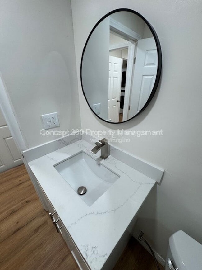 Building Photo - 5762 Cedar Ave